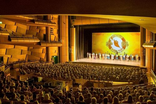 '图1：美国神韵国际艺术团三月二十一、二十二日，在梅沙市池田剧院（lkeda Theater）上演的三场演出场场大爆满。图为演出现场座无虚席的盛况。'