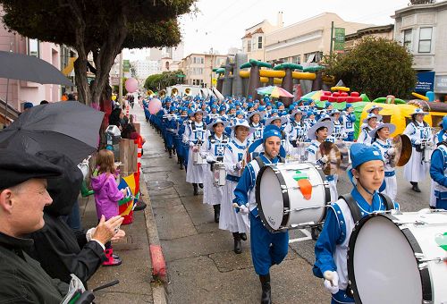 '图3：easter parade2　法轮功天国乐团受欢迎'