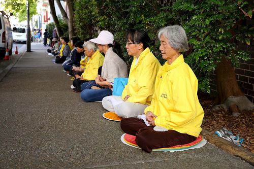 '图1：二零一七年四月二十日（周四）上午，部份澳洲悉尼法轮功学员在中领馆对面的街道上和平请愿，要求释放在今年三月底被绑架的中国陕西省法轮功学员李玉华和刘春霞。'