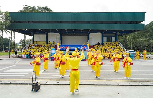 '图9：腰鼓表演庆祝世界法轮大法日。'