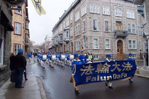 '图2：法轮功学员在加拿大魁北克省首府魁北克城举行游行，庆祝法轮大法洪传二十五周年。'