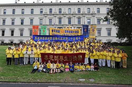 '图1：二零一七年五月六日，墨尔本法轮功学员聚集在市中心菲兹洛伊公园（Fitzroy Garden），提前庆祝“五一三世界法轮大法日”。图为学员们虔敬合十，恭祝师尊生日快乐。'