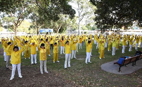 '图1～2：庆祝世界法轮大法日，悉尼法轮功学员集体炼功'