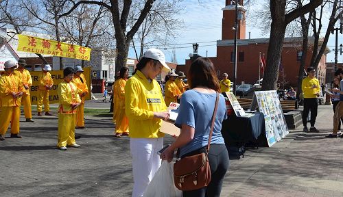 '图4：埃德蒙顿法轮功学员庆祝“世界法轮大法日”，展示功法、向民众讲真相。'