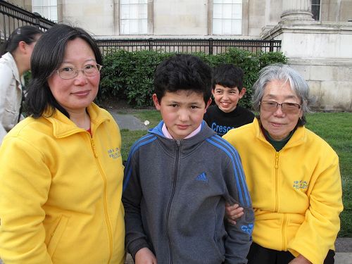 '图5：二零一七年五月七日，七十九岁的王女士和女儿珊妮以及两个外孙一起参加“5·13世界法轮大法日”庆祝活动'