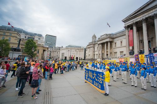 图8-10：法轮功学员在特拉法加广场（Trafalgar Square）北面平台举行集体炼功、讲真相活动