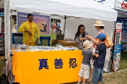 '图4～5：在八月五日和六日的街会上，法轮功学员也设立的展位，向民众介绍法轮功。'