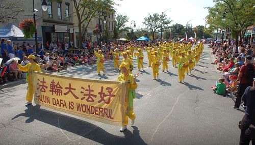 '图4：尼亚加拉瀑布市葡萄酒节大游行中法轮功代表队的腰鼓队'