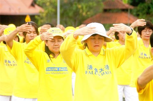 '图1～3：二零一八年十二月八日，法轮功学员在马来西亚法会召开前夕，举行集体炼功，场面祥和壮观。'