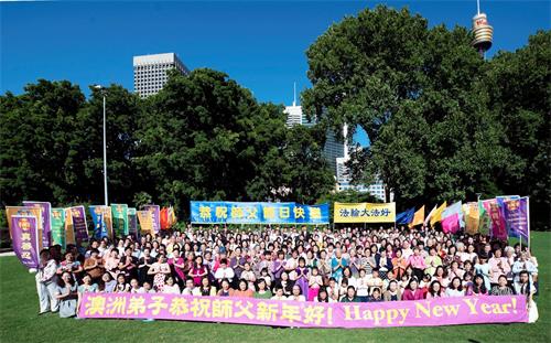 '图1：澳洲悉尼法轮功学员满怀感恩和喜悦在海德公园（Hyde?Park）拍照向师父恭祝新年快乐'