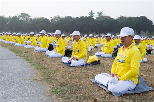 '图5～六6：二零一九年元旦前夕，高雄市法轮功学员齐聚卫武营都会公园草坪广场集体炼功。'