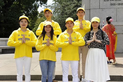 室内设计师阮氏姮（Hang Nguyen，前排右一）与墨尔本部分越南法轮功学员恭祝师尊李洪志先生新年快乐。