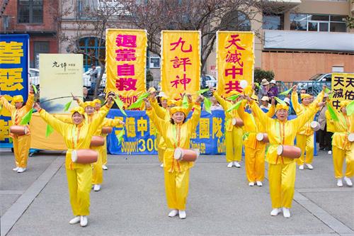 '图25～32：法轮功学员在进行文艺表演'