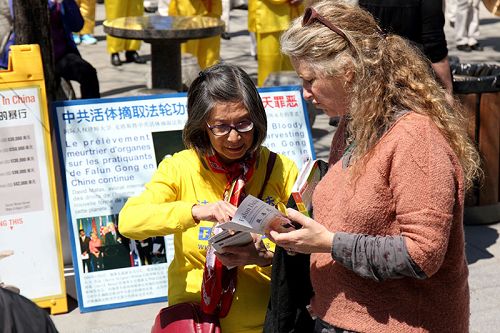 图4：五月五日，在中山公园，有缘人在仔细听真相。