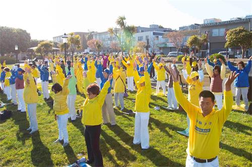 '图1：法轮功学员在海上花园炼功'