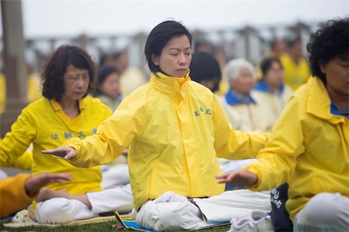 '图2～4：二零一八年五月十三日，洛杉矶部份法轮功学员在圣莫妮卡海滩集体炼功，庆祝5.13“世界法轮大法日”。'