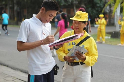 图3~4：民众签名，谴责中共迫害法轮功