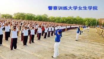 '警察训练大学上千学生现场学炼功法，一片祥和之气洋溢警察学校。'