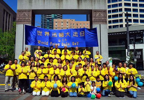 2018年5月12日，西雅图法轮功学员在市中心的西湖公园举办了庆祝世界法轮大法日的活动。