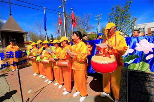 '图5：法轮功学员合唱表演，庆祝法轮大法日。'