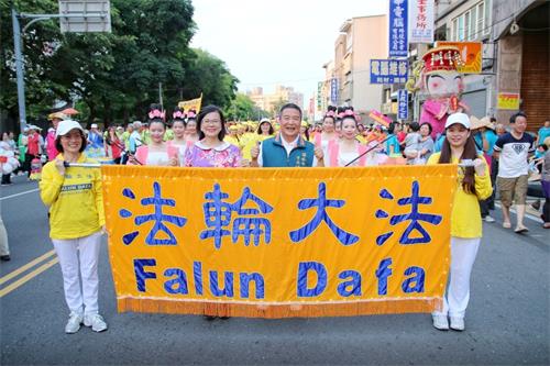 '图7：头份市长徐定祯（前中）与夫人杨士仪（前左二）与苗栗腰鼓队合影。'