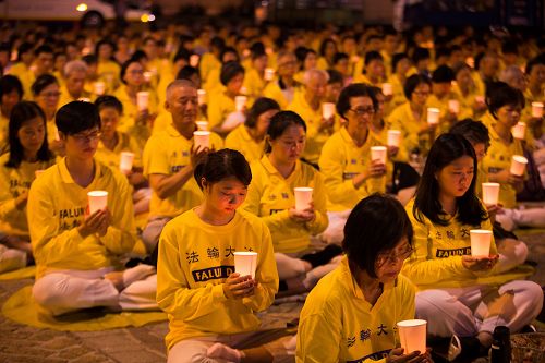 图4～5：走过风雨十九年，法轮功学员用一盏盏烛光，守护真、善、忍的光芒。