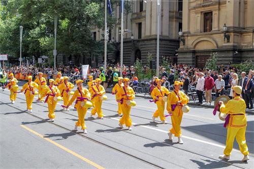 '图1～2：二零一九年一月二十六日，参加澳洲国庆日（Australian?Day）盛装大游行的法轮功学员队伍。'