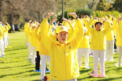 '图1～4：二零一九年十月十二日，法轮功学员们在墨尔本最著名的旅游景点费茨罗伊公园（Fitzroy Gardens）参加集体晨炼。'