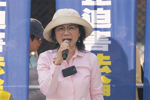 '图5：香港学员廖女士发言，控诉中共的流氓暴力。'