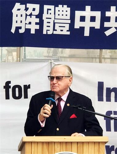 '图7：新州立法委员会议员和基督教民主党领袖弗雷德·尼罗（Rev Fred Nile MLC）在集会上发言'