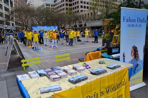 图：二零一九年四月二十日，法轮功学员在西雅图西湖公园（Westlake Park）集会，纪念“四·二五”法轮功和平上访二十周年。