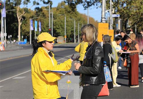 '图3～5：了解真相的人们签名支持法轮功学员和平反迫害。'