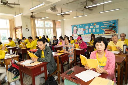 '图2：庆祝和迎接“世界法轮大法日”的到来，高雄部份法轮功学员五月五日上午在桥头国中集体学法，修好自己以报师恩。'