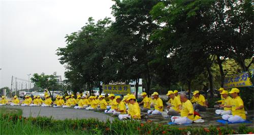 台湾嘉义地区学员在仁义潭炼功