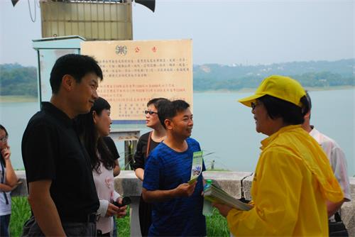 法轮功学员在景点发放资料向游客讲真相