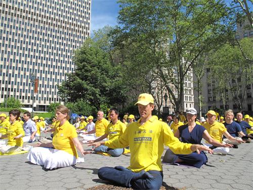 图1～3，法轮功学员在纽约富利广场（Foley Square）展示功法。