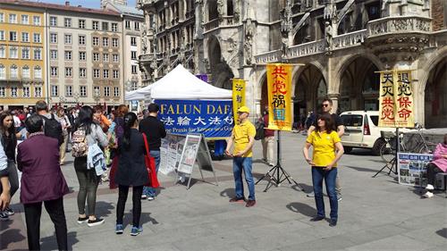 '图4：二零一九年五月十八日，德国法轮功学员在慕尼黑玛琳广场（Marienplatz）举办信息日活动，吸引了不少大陆民众的目光。'