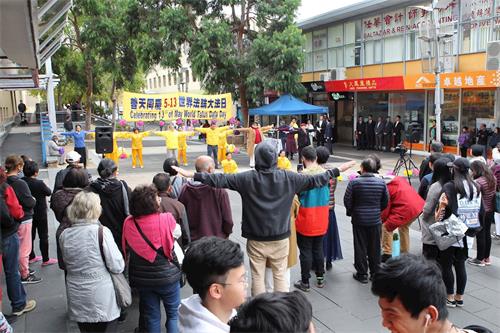 '图7～8：二零一九年五月四日，墨尔本部份法轮功学员在博士山（Box Hill）购物中心广场集体炼功'