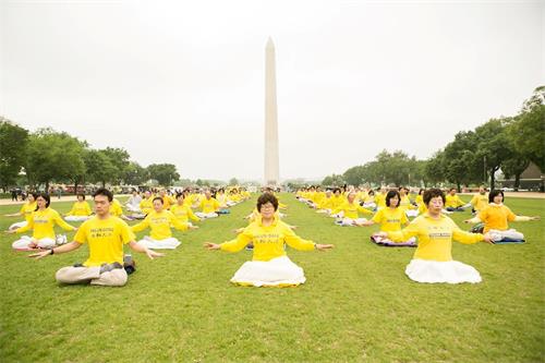 '图2：二零一九年五月四日，美国首都华盛顿地区部份法轮功学员聚集在美国国家广场集体炼功，庆祝“世界法轮大法日”。'