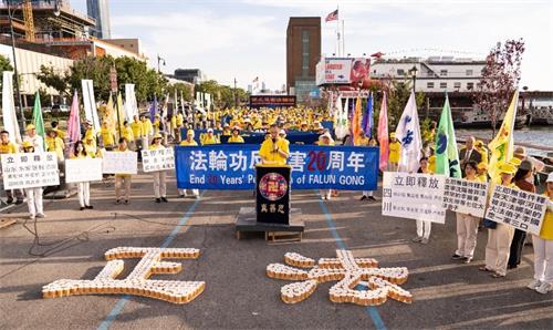 '图1：集会期间多位法轮功学员集会发言或手举展板，要求立即无罪释放被中共绑架的亲友家人。'