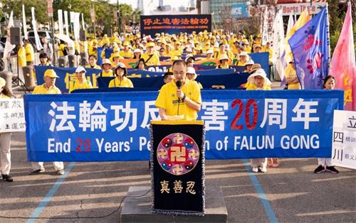 '图5：张祎在集会现场发言，揭露中共对胜利油田法轮功学员的迫害。'