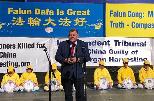 '图4：澳洲联邦议员克雷格·凯利（Craig Kelly MP）在集会上发言'