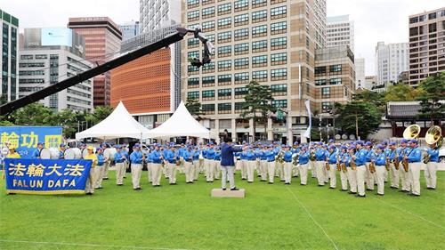 '图11：法轮功天国乐团在演奏追悼曲。'