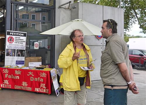 '图1～4：八月七日，在法国东部城市布雷斯堡（Bourg-en-Bresse）的集市上，向人们介绍法轮功及真相。'