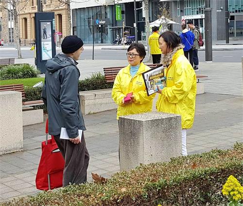 '图1：大学教师马里奥感谢学员告诉他法轮功反迫害真相'