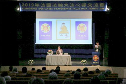 '图1：二零一九年八月四日，法轮大法学员在法国东部城市皮埃尔风丹（Pierrefontaine les Varans）市会议厅，召开了修炼心得交流会。'