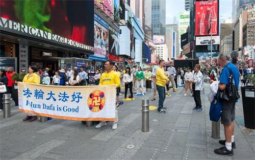 图5：游客当场跟法轮功学员学起炼功动作。