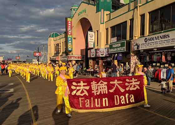 法轮功团体参加“庆祝美国”游行