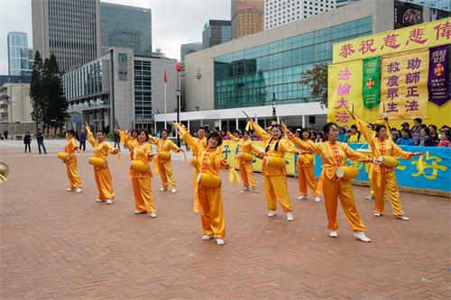 '图3：腰鼓队表演，恭祝慈悲伟大的师父新年快乐。'