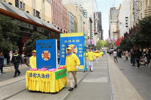 '图2：2019年10月11日，约五百名法轮功学员在墨尔本市中心举行盛大游行，向澳洲民众展现法轮大法的美好。图为《转法轮》书模。'